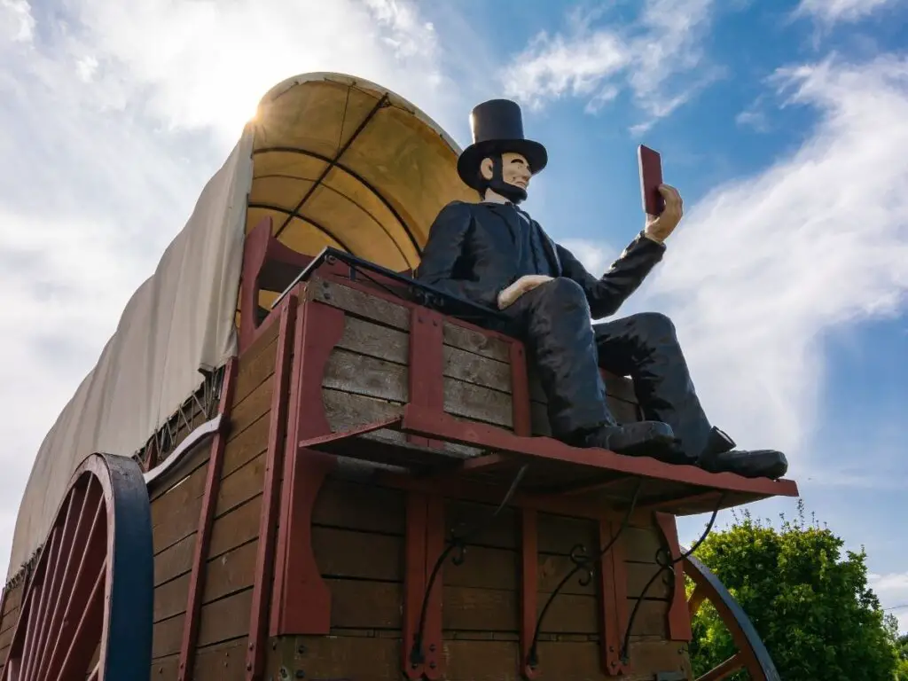 World's largest covered wagon with model of Abraham lincoln