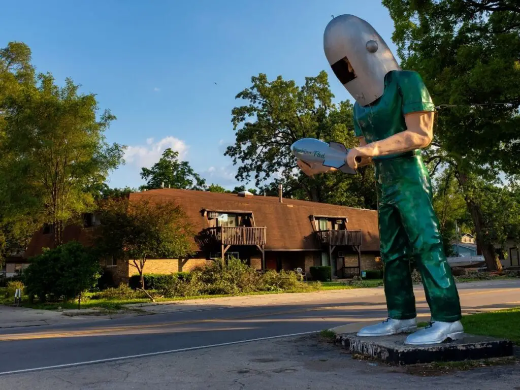 Large spaceman statue on Route 66