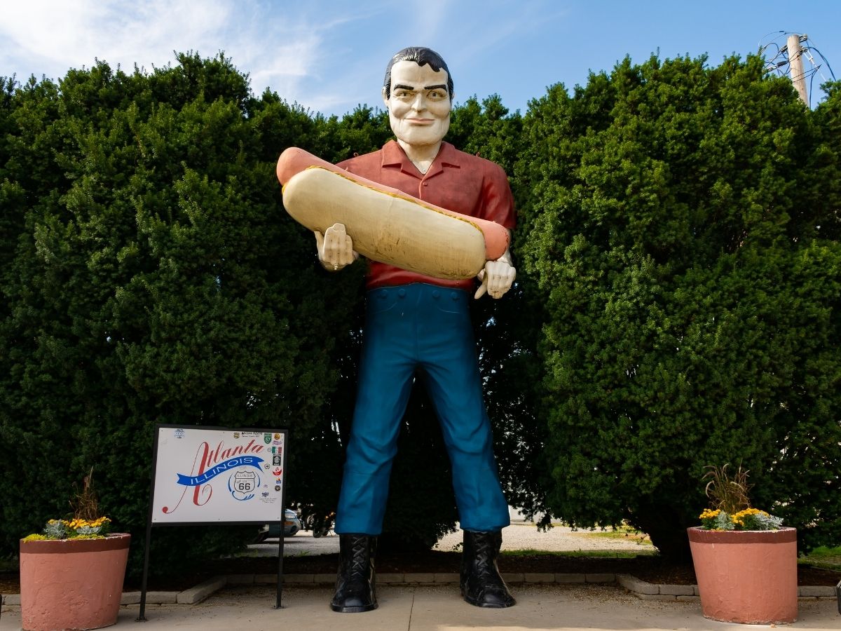 Large Muffler Man statue holding a giant hot dog