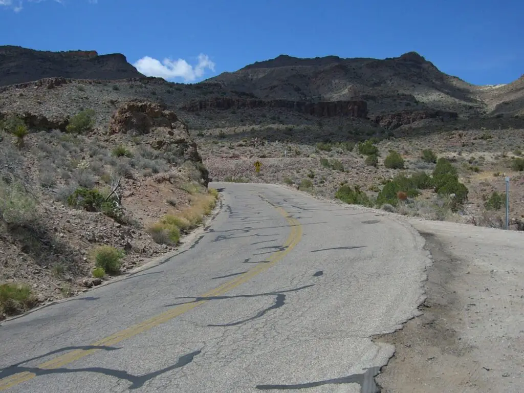 mountain pass road in Arizona on Route 66 which can be dangerous